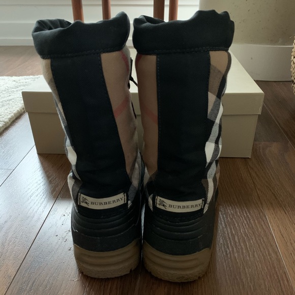 *Sold* Burberry Sorel / Winter Boots - Picture 4 of 7